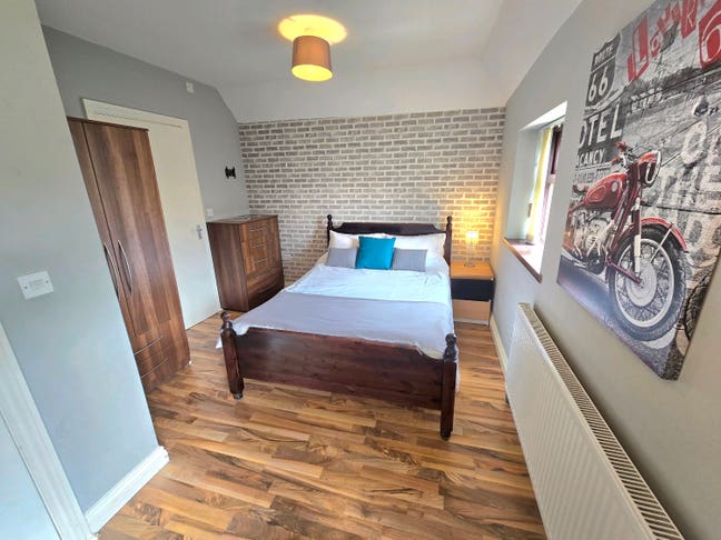 No Fees - En-suite in professionals house share. Main Photo