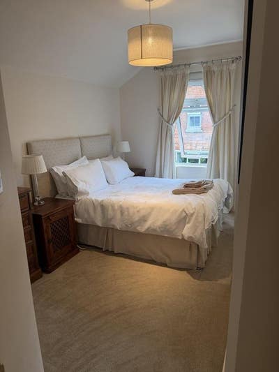 Bright double room in terraced house on quiet road Main Photo