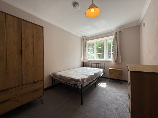 Redecorated & Furnished Ground Floor Double Room Main Photo
