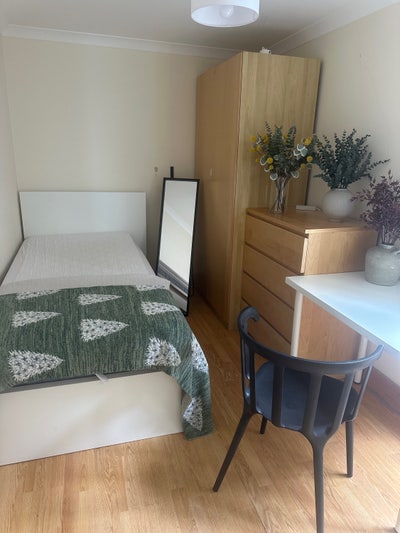 Bright furnished room with private courtyard Main Photo