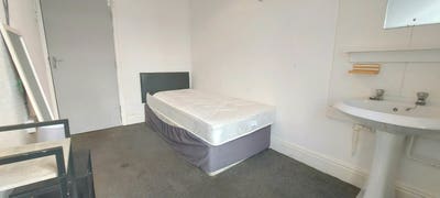 Single room with shared  bathroom Main Photo
