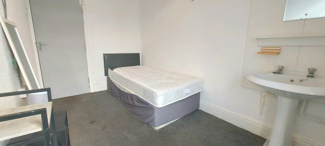 Single room with shared  bathroom Main Photo