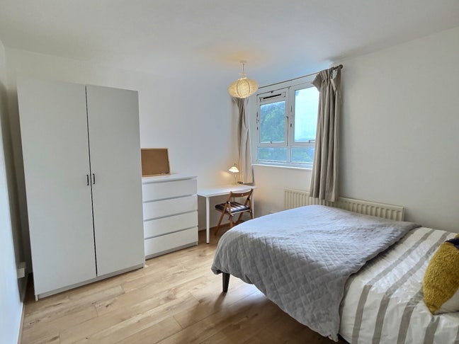 A Large Spare Room in Wimbledon Main Photo