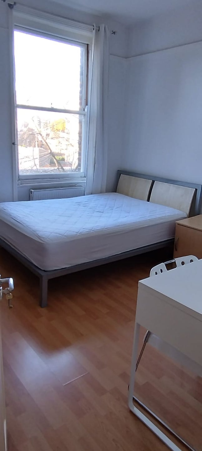 One Double Bedroom Available: En-suite  Main Photo