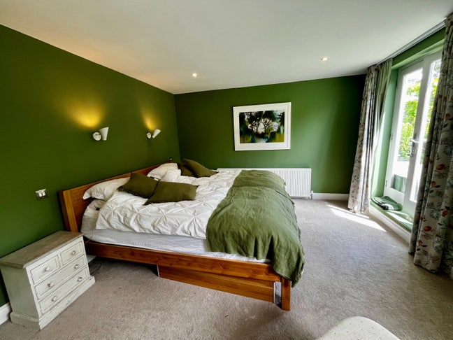 Lovely spacious double room with great commute.  Main Photo