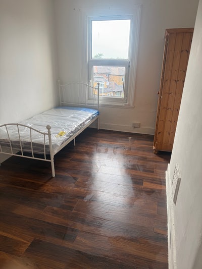 Single room available  Main Photo