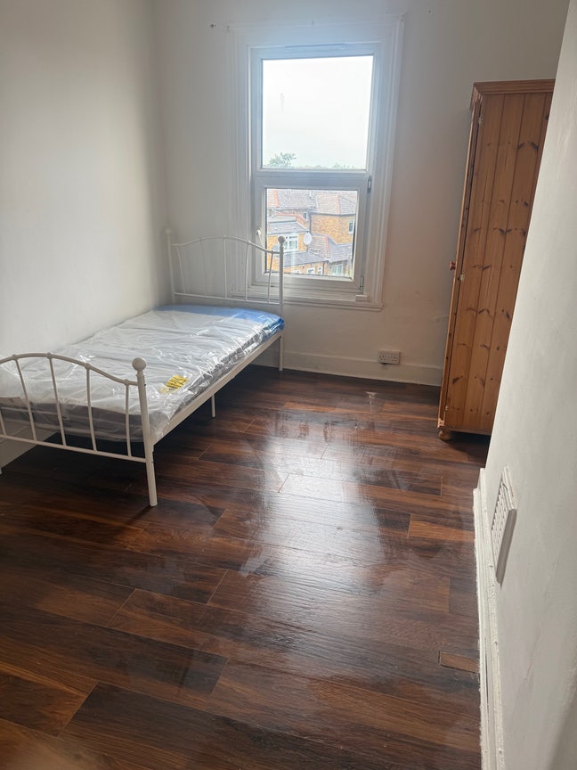 Single room available  Main Photo