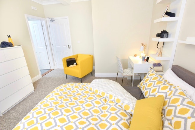 Find Your Feet: Fab Friendly Houseshare Parking 💫  Main Photo