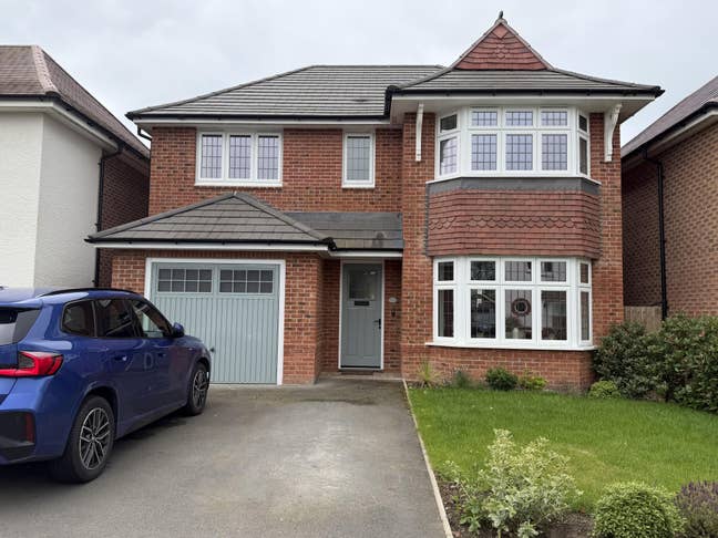 Large double room to rent in Meon Vale Main Photo