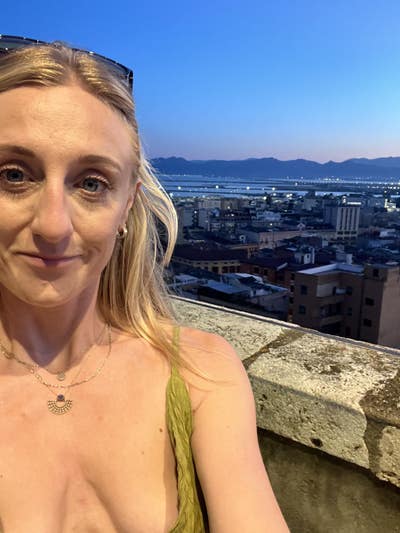 33, professional seeking double room Main Photo