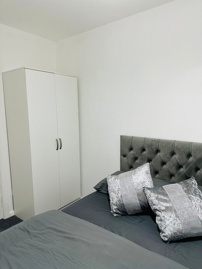 Beautiful Small Room In E15 Main Photo