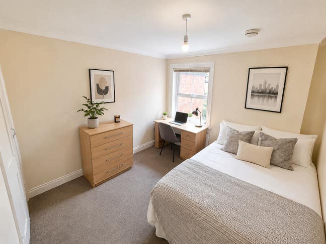 Lovely Double Rooms Close to Town centre & RBH Main Photo