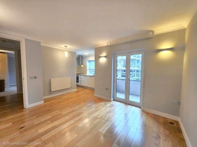Sutton, Bight one bedroom.with balcony clos to sta Main Photo