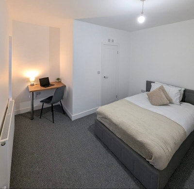 Large Double Room with Ensuite Main Photo