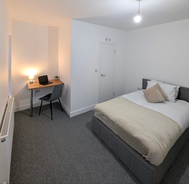 Large Double Room with Ensuite Main Photo