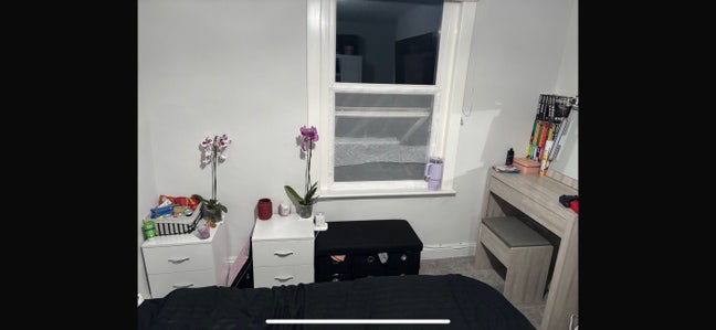 Looking for housemate  Main Photo