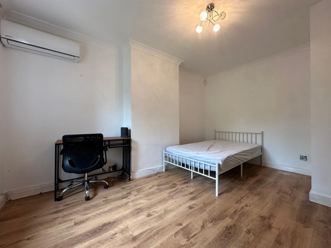 6 bedroom House Share in  HP6 Area ( Bills incl) Main Photo
