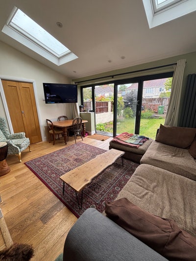 Short Let: Large Double Room All Bills Included  Main Photo