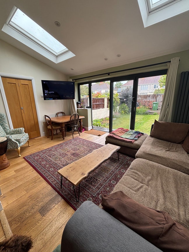 Short Let: Large Double Room All Bills Included  Main Photo