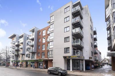 Large One-Bedroom City Centre Apt with Balcony Main Photo