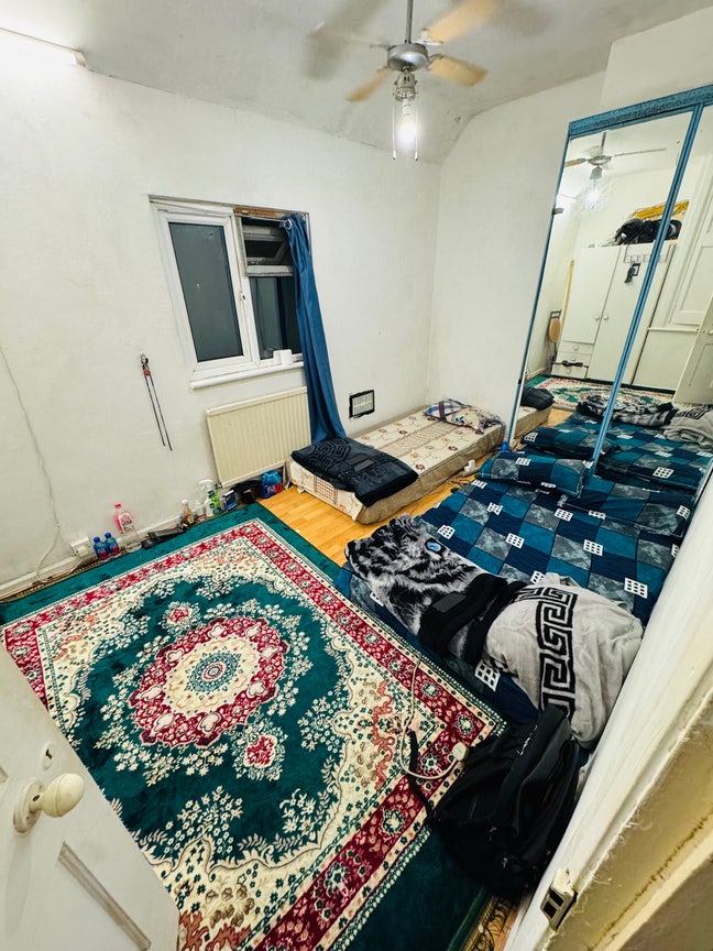 Double Bedroom & Sharing Room Available Main Photo