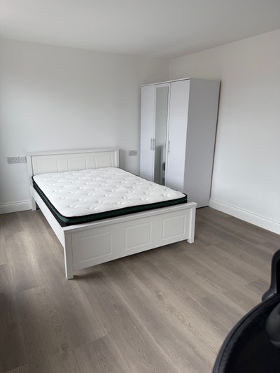 Newly Refurnished Rooms Available in Seven Kings Main Photo