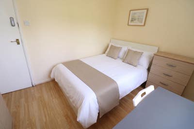Room Available in Bow E3 - 4BHK Nearby Tube ! Main Photo