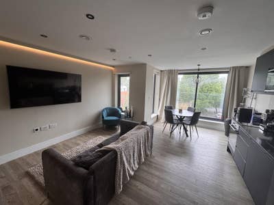 Large Double Room | 5 mins to Elizabeth Line Main Photo