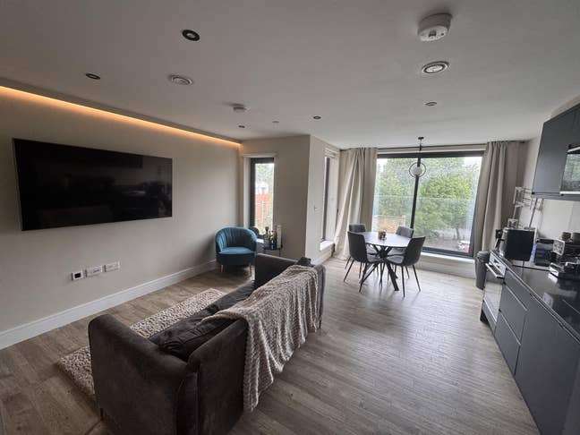 Large Double Room | 5 mins to Elizabeth Line Main Photo