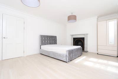 Modern and Large Room Opposite Bow Station❗ Main Photo
