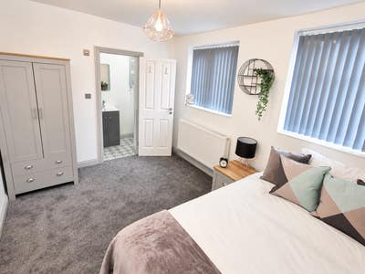 ** Large Luxury En Suite - No Bills To Pay! Main Photo