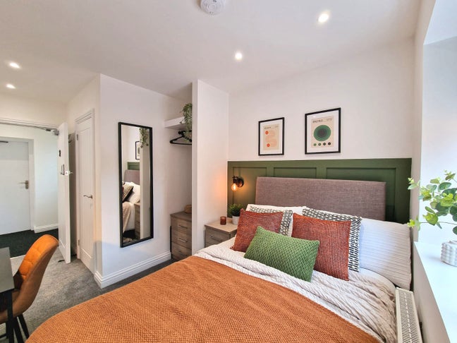 ** Studio & En Suite City Centre! No Bills to Pay! Main Photo