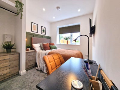** Studio & En Suite City Centre! No Bills to Pay! Main Photo