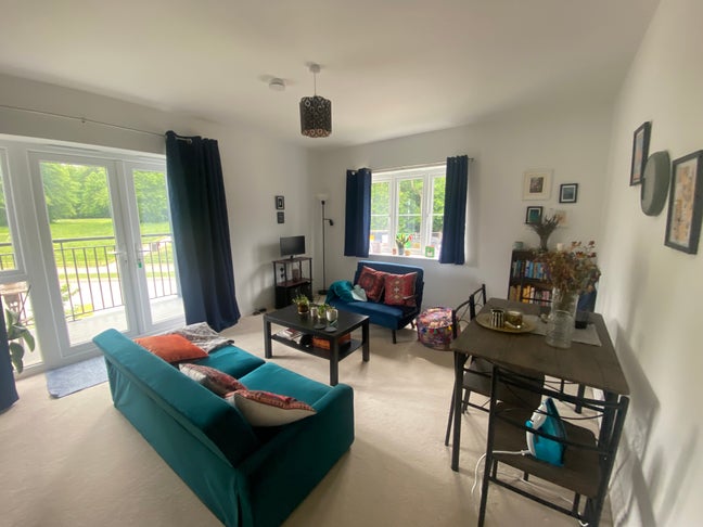 Spacious room with en-suite  Main Photo