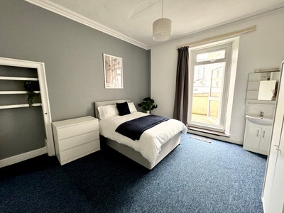 Large Room + Private Balcony | Bills Included Main Photo