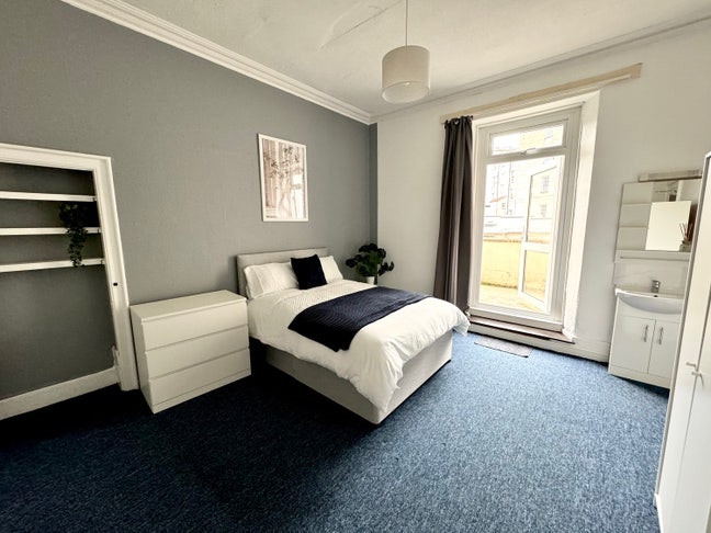 Large Room + Private Balcony | Bills Included Main Photo