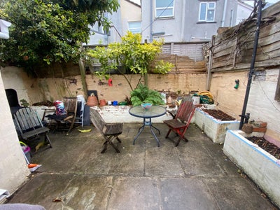 Bright double room in ideal location Main Photo