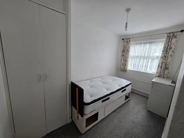Single Room to Rent in Family Home Main Photo