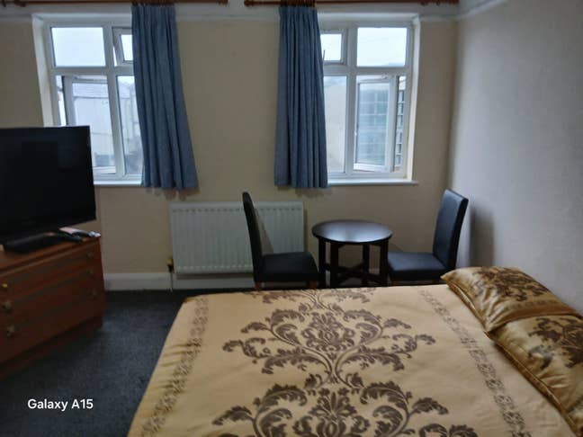 Large Double room 2 min walk to Feltham railway  Main Photo