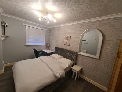 Spacious Double Bed in G43 - All Bills Inclusive Main Photo