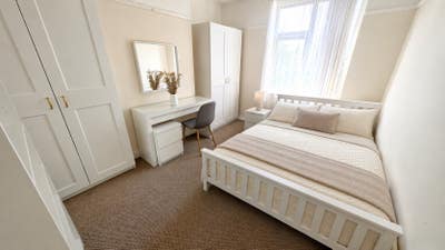 ✨ Calm, Spacious Double Room – Near Wilmslow Rd Main Photo