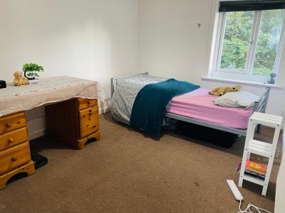 1 double bed room available  Main Photo