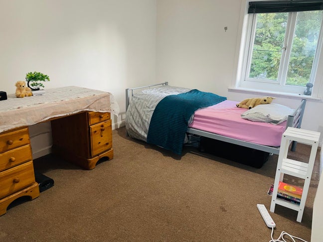 1 double bed room available  Main Photo