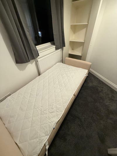 1 small room  Main Photo
