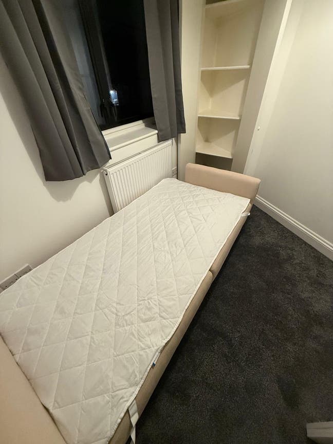 1 small room  Main Photo