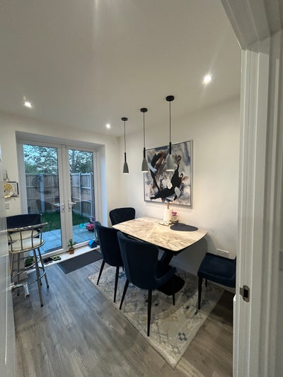 Single furnished room in vibrant neighbourhood Main Photo