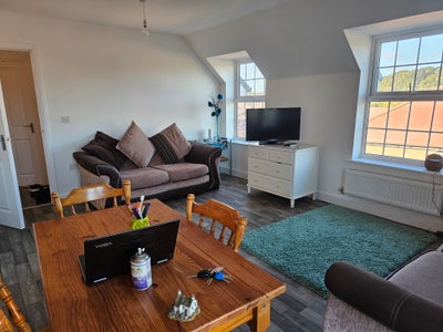 Modern Room Available – Quiet Home, Excellent Priv Main Photo