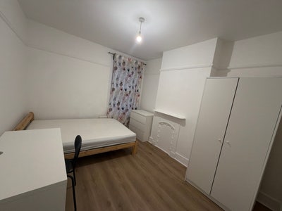One double bedroom in East Croydon  Main Photo