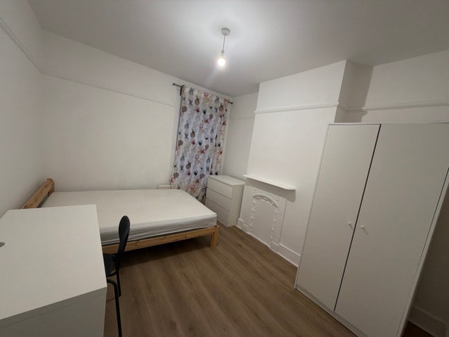 One double bedroom in East Croydon  Main Photo