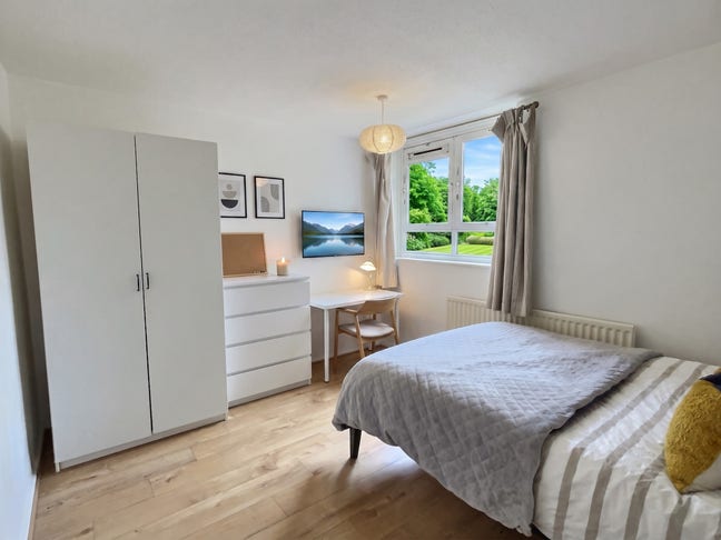A Large Spare Room in Wimbledon Main Photo